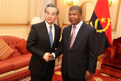 Chinese Foreign Minister Wang Yi (L) meets with Angolan President Joao Lourenco in Luanda, capital of Angola, on Saturday, January 13, 2018. [Photo: fmprc.gov.cn]