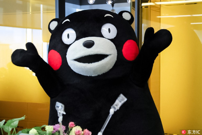 A Chinese employee dressed in the costume of Japan Kumamoto Prefecture's bear mascot 'Kumamon' at Ofo's headquarters in Beijing, January 16, 2018. [Photo: www.dfic.cn]