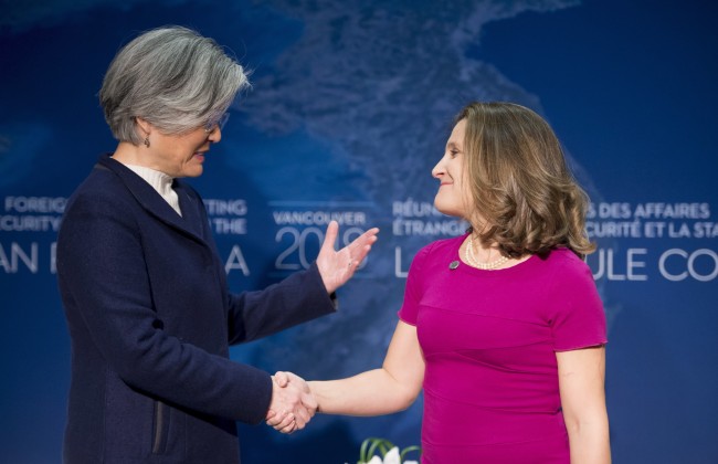 Canadian Foreign Affairs Minister Chrystia Freeland (right)and South Korea's Foreign Minister Kang Kyung-wha meet in Vancouver, British Columbia, Monday, Jan. 15, 2018. [Photo: IC]