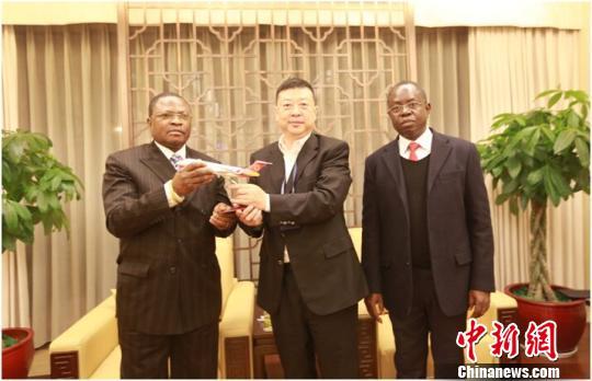 Chengdu Airlines President Zha Guangyi gifts a model of the ARJ21 jet to Fidele Dimou, Minister of Transport, Civil Aviation and the Merchant Marine of the Republic of Congo (left) and Congo ambassador Daniel Owassa in Chengdu, Sichuan Province on January 15, 2018. [Photo: Chinanews.cn]