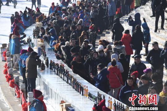 The ice bar measures more than 100 meters in length on the river bank in Tonghua city, northeast China's Jilin Province on January 20, 2018. [Photo: Chinanews.com]