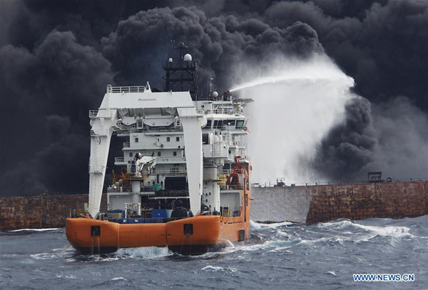 Rescuers spray foam to extinguish flames on the stricken oil tanker SANCHI off the coast of east China's Shanghai, Jan. 12, 2018.[Photo: Xinhua]