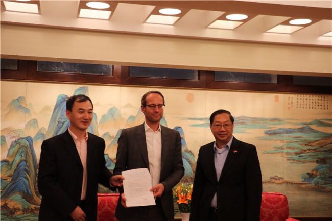 Axel Schweitzer (center), Chairman of Germany's ALBA Group, is awarded the high-level foreign talent visa in China on January 23, 2018. 
