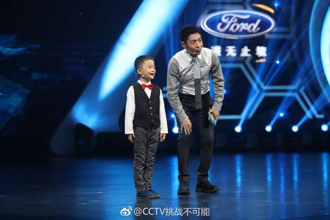 Yang Shengxuan, a 6-year-old boy from Henan Province, talks with the audience on a CCTV program called "Impossible Challenge," also known as "Beyond the Edge." [Photo: CCTV]
