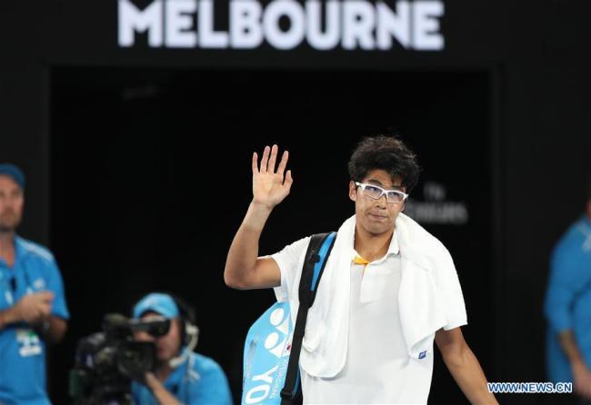 Chung Hyeon of South Korea waves after retiring from his semifinal match against Roger Federer of Switzerland at Australian Open 2018 in Melbourne, Australia, Jan. 26, 2018. Chung retired from the match due to injury. [Photo: Xinhua]