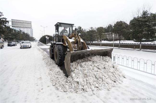 Staff worker cleans road after snowfall in Wuhan City, capital of central China's Hubei Province, Jan. 27, 2018. [Photo: Xinhua]