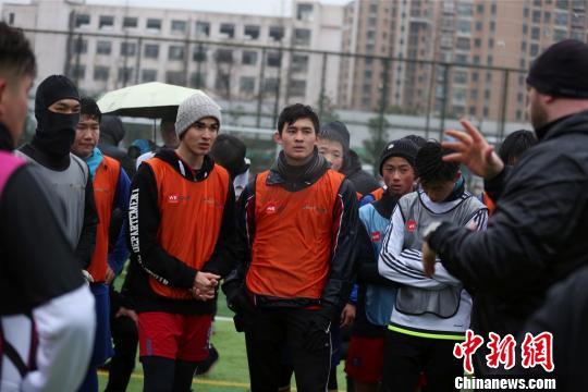 Athletes listen to presentations from a US college soccer program at a draft event in Shanghai on January 27, 2018. [Photo: Chinanews.com]