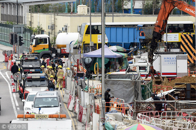 Bomb disposal officers work at a Wan Chai construction site to defuse a wartime bomb in Hong Kong on Saturday, January 27, 2018. [Photo: China News Service/VCG]