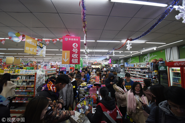 A great sale put on by Alipay on December 12, 2017 attracted crowds of customers to rush to purchase goods. [Photo: VCG]