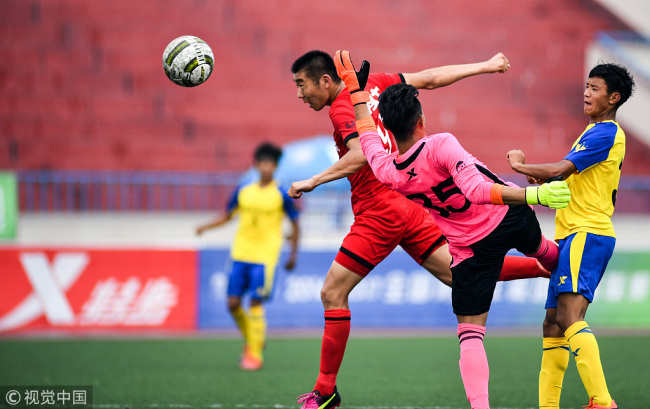 University students compete in a football match. [File photo: VCG]