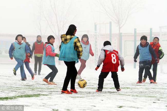 Primary school students keep up their soccer training despite the cold weather in Lanzhou, Gansu Province, on January 4, 2018. [File photo: VCG]