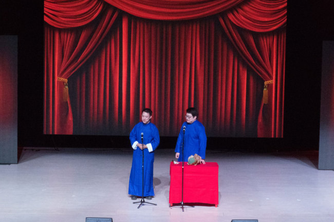 Cross Talk by Huang Yan and Fan Chenggui  at the 10th Stockholm Students' Spring Festival Gala on Feb. 4, 2018. [Photo: China Plus/Chen Xuefei]
