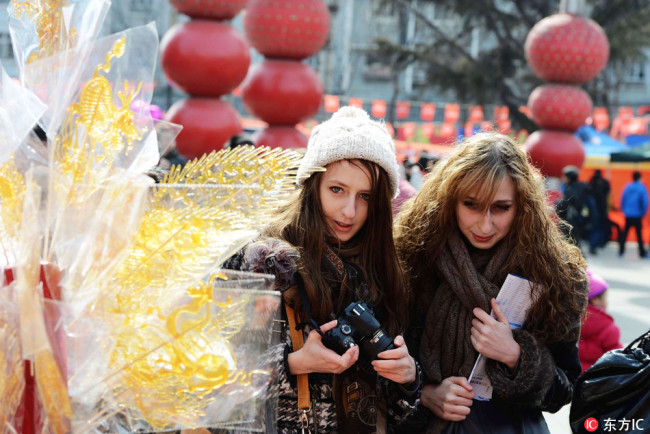 Foreigners attend a candy fair on March 2, 2013 in Qingdao city, east China’s Shandong Province. [File Photo: IC]