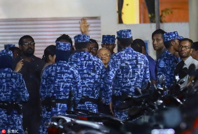 Policemen arrest former Maldives president and opposition leader Maumoon Abdul Gayoom, center, after the government declared a 15-day state of emergency in Male, Maldives, early Tuesday, Feb. 6, 2018. [Photo: IC]