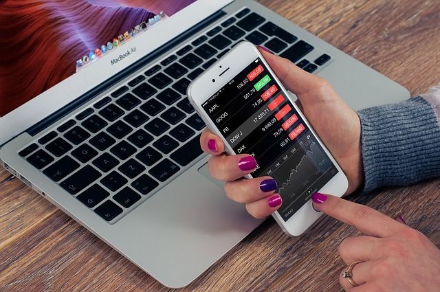 A woman uses smartphone checking the ups and downs of the stock market. [Photo provided by Pixabay to Sino.uk]