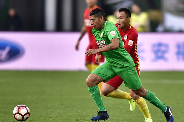 Brazilian football player Ralf of Beijing Sinobo Guoan, front, challenges a player of Changchun Yatai in their 30th round match during the 2017 Chinese Football Association Super League (CSL) in Beijing, China, November4, 2017.[Photo: IC]