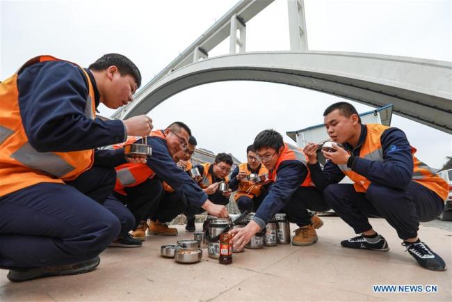 春运桥梁安全检查进行中 Bridge undergoes safety check for Spring Festival travel rush