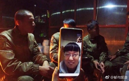 Li Dan, who has been sending supplies to soldiers on patrol along the China-India border in Tibet for 4 years, meets with the border guards via a video chat on Wechat, February 8, 2018.[Photo: Henan Broadcasting System]