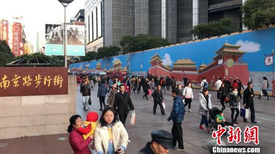 Undated photo shows kilometer-long Forbidden City-themed mural on Shanghai's famous Nanjing Road. [Photo: Chinanews.com]