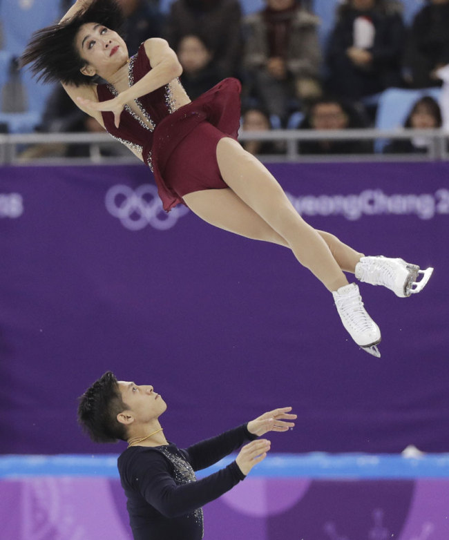 Sui Wenjing and Han Con of China perform in the pair figure skating short program in the Gangneung Ice Arena at the 2018 Winter Olympics in Gangneung, South Korea, Wednesday, Feb. 14, 2018. [Photo AP/David J. Phillip]