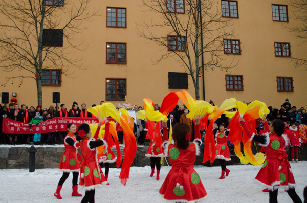 Chinese dancers perform in Stockholm in front of the East Asian Museum on Feb. 10 to celebrate the Chinese Spring Festival. [Photo: China Plus/ Chen Xuefei] 