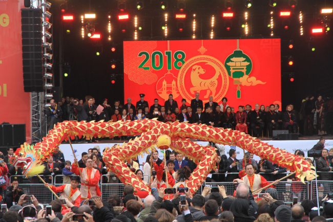 Traditional Chinese dragon dances performed in front of the National Gallery in Trafalgar Square, London on February 18. [Photo: China Plus/Liang Tao]