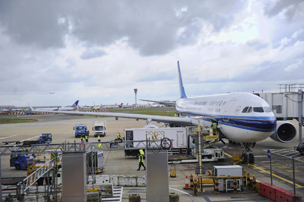 The first passenger plane on a Guangzhou-London direct flight arrives at London Heathrow International Airport, June 6, 2012. [File photo: Xinhua]