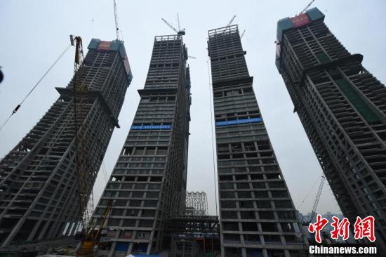 The "crystal corridor" at Chongqing Raffles City [Photo: Chinanews.com]