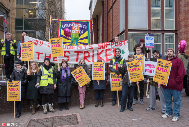 University and College Union lecturers begin a two-day strike at the University of Bristol, holding a rally outside the Wills Memorial Building with support from some students and then marching down Park Street to College Green, February 22, 2018. [Photo: IC]