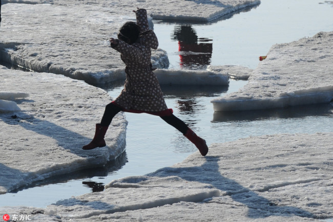 渤海浮冰美景吸引大批游客 Floating sea ice attracts visitors to Bohai Bay