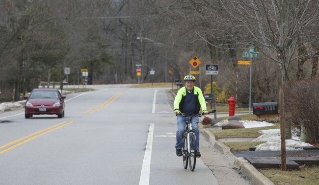 Bill Gurolnick rides his bike near his home in Northbrook, Illinois, United States, on Feb. 20, 2018. Gurolnick, who turns 87 in March 2018, is participating in a study at Northwestern University that researchers hope will help them understand why some people in their 80s and 90s are able to keep the same sharp memory as someone 20 or 30 years younger. [Photo: AP/Teresa Crawford]