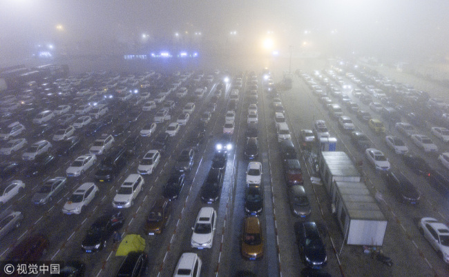 Heavy fog disrupts once again ferry services on the Qiongzhou Strait in south China on February 25, 2018. [Photo: VCG]