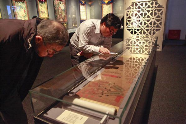 Visitors view Bunian Tu, a celebrated painting of the Tang Dynasty depicting Emperor Taizong receiving Tibetan envoy Gar Tongtsen Yulsung. [Photo provided to China Daily]