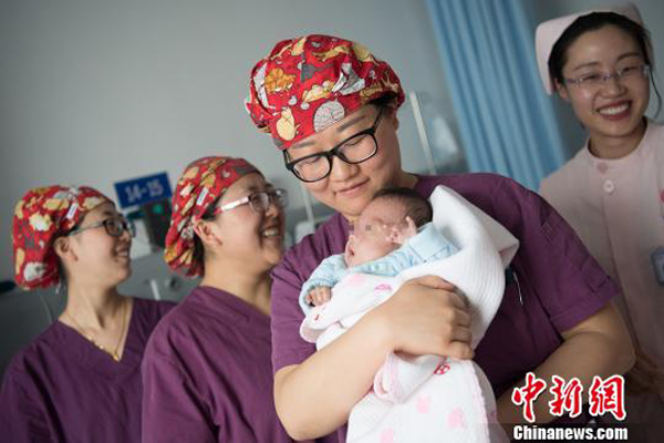 Medical staff take turns holding Xiaotao at a hospital in Shanxi Province on March 5, 2018. [Photo: Chinanews.com]