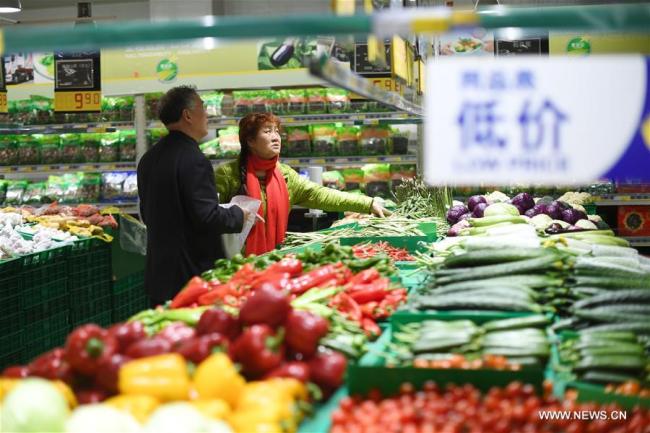 Consumers select vegetables at a supermarket in Wuhan, capital of central China's Hubei Province, March 9, 2017. [Photo: Xinhua]