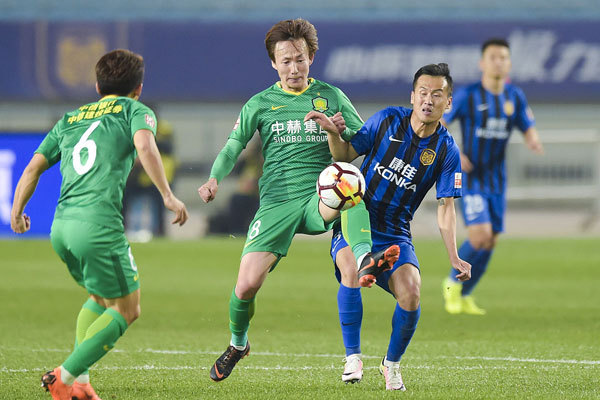 Beijing Guoan sees off Jiangsu Suning 2-1 and grabs the first win of the 2018 Chinese Super League (CSL) season on March 11, 2018. [Photo: VCG]