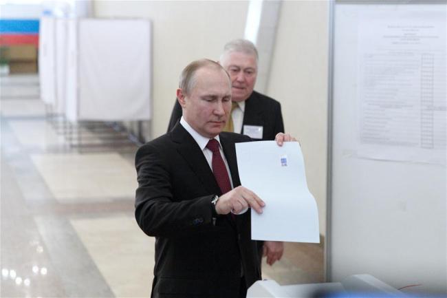 Incumbent Russian President Vladimir Putin (Front) votes at a polling station in Moscow, Russia, on March 18, 2018. [Photo: Xinhua/Bai Xueqi]