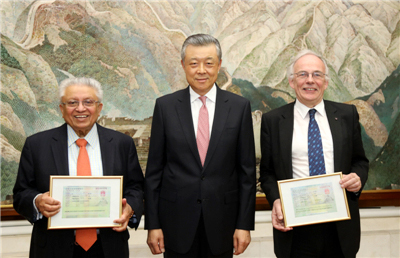 Liu Xiaoming, China's ambassador to the UK, presents R visas to Dale Sanders (right) and Sushanta Kumar Bhattacharyya at the Chinese embassy in London on Tuesday, April 3, 2018. [Photo: China Plus]