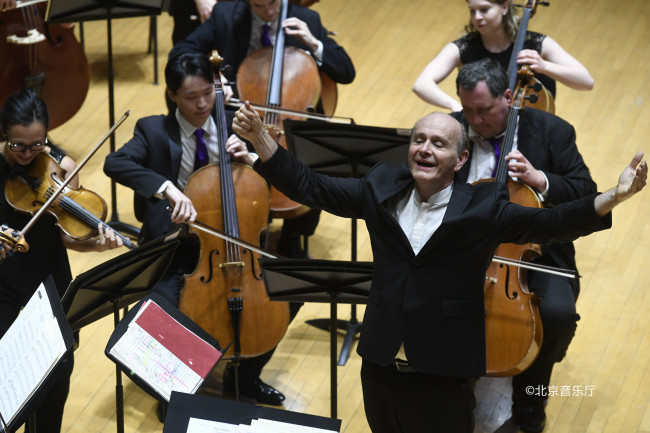 Conductor Gábor Takács-Nagy leads an orchestra from Switzerland, the resident chamber orchestra at the Verbier Festival, at a concert to open this year's classical music season at the Beijing Concert Hall, March 29, 2018. [Photo courtesy of the Beijing Concert Hall]