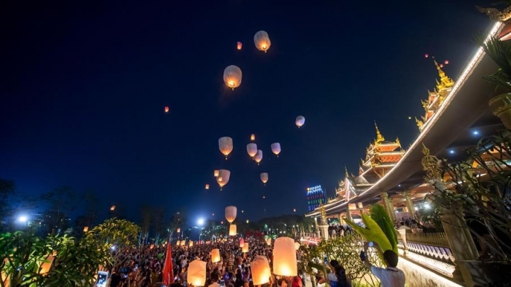 People fly Kongming lanterns in Jinghong, SW China's Yunnan - China Plus