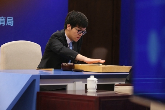 China's Ke Jie makes a move in a match with Google's AlphaGo in Wuzhen, Zhejiang Province in eastern China, May 23, 2017. [File Photo: Xinhua News Agency]