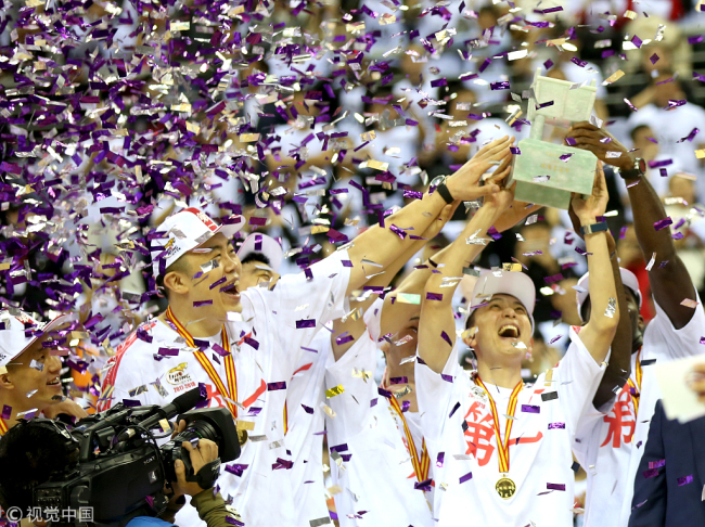Liaoning players raise the 2017-18 season CBA championship trophy after they defeat Guangsha 100-88 and swept the regular season champion in CBA finals.at Lioaning's home arena on Apr 22, 2018. [Photo: VCG]