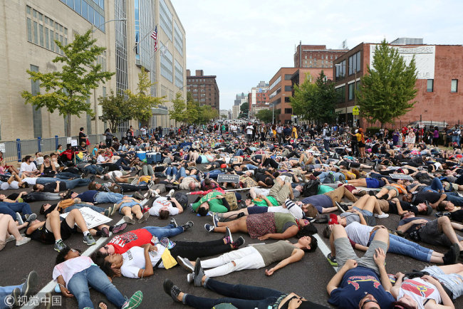Protesters stage a "die-in" during a peaceful rally outside the police headquarters after the not guilty verdict in the murder trial of Jason Stockley, a former St. Louis police officer charged with the 2011 shooting of Anthony Lamar Smith, in St. Louis, Missouri, U.S. September 17, 2017. [Photo: VCG]
