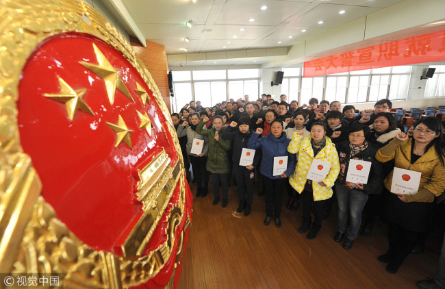 People's assessors take the oath of office in people’s court in Hefei city, Anhui Province, December 2, 2014. [File photo: VCG]
