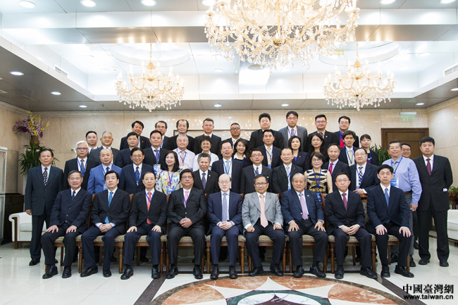Liu Jieyi, head of the Taiwan Work Office of the Communist Party of China Central Committee and the Taiwan Affairs Office of the State Council, poses for a photo with a Taiwan business delegation led by Chou Jih-shine, special advisor of chairperson of the Kuomintang (KMT) party and director of its mainland affairs department, on Wednesday, April 25, 2018. [Photo: taiwan.cn]