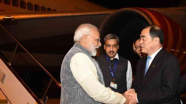 The photo shows Indian Prime Minister Narendra Modi arriving in China on Thursday night. [Photo: official Twitter account of the office of the Indian Prime Minister]