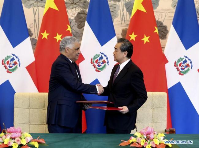 Chinese State Councilor and Foreign Minister Wang Yi (R) and Dominican Foreign Minister Miguel Vargas sign a joint communique on the establishment of diplomatic relations in Beijing, capital of China, May 1, 2018. [Photo: Xinhua/Ding Lin] 