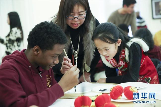 More than 100 students from China and the United States gather on February 2, 2018 in New York City's Brooklyn Borough Hall, presenting their understanding of the two countries' cultures ahead of the Lunar New Year. [Photo: Xinhua]