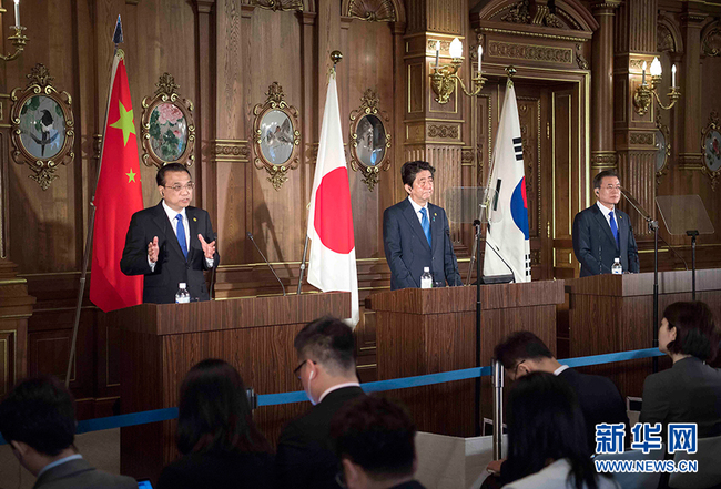 Chinese Premier Li Keqiang (L), Japanese Prime Minister Shinzo Abe (C) and South Korean President Moon Jae-in meet the press after a trilateral meeting in Tokyo on Wednesday, May 9, 2018. [Photo: Xinhua]