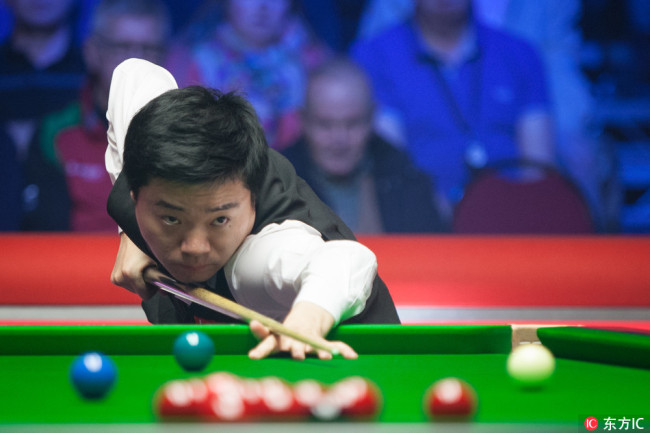 Ding Junhui plays a shot to Ronnie O'Sullivan of England in the quarterfinal match during the 2018 Ladbrokes Players Championship snooker tournament in Llandudno, Wales, UK, March 21, 2018. [Photo: IC]